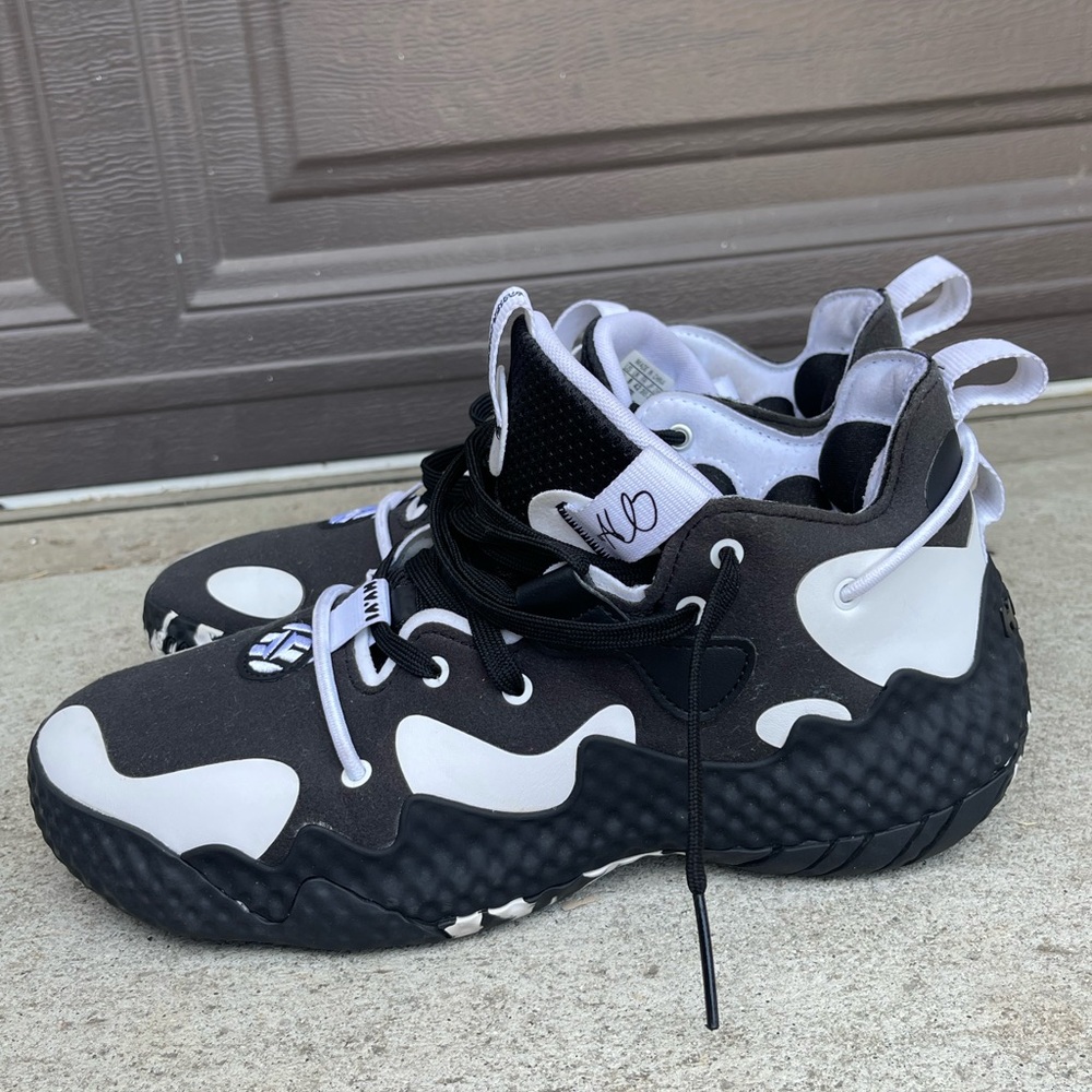 Adidas
Basketball sneakers